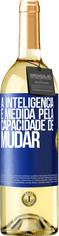 Envio grátis | Vinho branco Edição WHITE A inteligência é medida pela capacidade de mudar Etiqueta Azul. Etiqueta personalizável Vinho jovem Colheita 2023 Verdejo