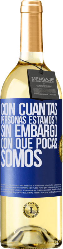 29,95 € Envío gratis | Vino Blanco Edición WHITE Con cuántas personas estamos y, sin embargo, con qué pocas somos Etiqueta Azul. Etiqueta personalizable Vino joven Cosecha 2025 Verdejo