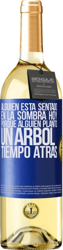 29,95 € | Vino Blanco Edición WHITE Alguien está sentado en la sombra hoy, porque alguien plantó un árbol tiempo atrás Etiqueta Azul. Etiqueta personalizable Vino joven Cosecha 2024 Verdejo