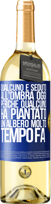 Spedizione Gratuita | Vino bianco Edizione WHITE Qualcuno è seduto all'ombra oggi, perché qualcuno ha piantato un albero molto tempo fa Etichetta Blu. Etichetta personalizzabile Vino giovane Raccogliere 2023 Verdejo