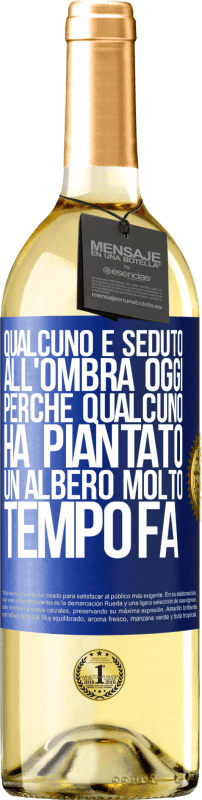 29,95 € | Vino bianco Edizione WHITE Qualcuno è seduto all'ombra oggi, perché qualcuno ha piantato un albero molto tempo fa Etichetta Blu. Etichetta personalizzabile Vino giovane Raccogliere 2025 Verdejo