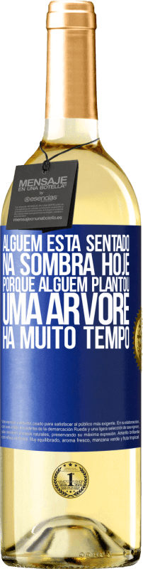 Envio grátis | Vinho branco Edição WHITE Alguém está sentado na sombra hoje, porque alguém plantou uma árvore há muito tempo Etiqueta Azul. Etiqueta personalizável Vinho jovem Colheita 2023 Verdejo