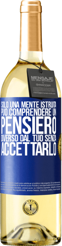 29,95 € Spedizione Gratuita | Vino bianco Edizione WHITE Solo una mente istruita può comprendere un pensiero diverso dal tuo senza accettarlo Etichetta Blu. Etichetta personalizzabile Vino giovane Raccogliere 2025 Verdejo