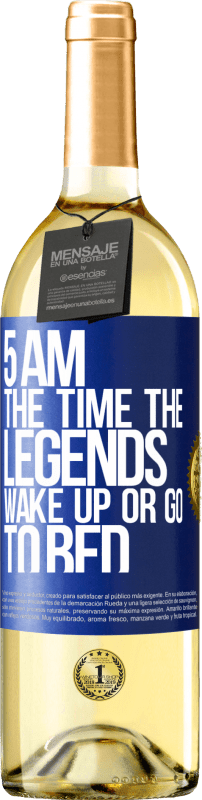 29,95 € | Белое вино Издание WHITE 5 часов утра Время, когда легенды просыпаются или ложатся спать Синяя метка. Настраиваемая этикетка Молодое вино Урожай 2023 Verdejo