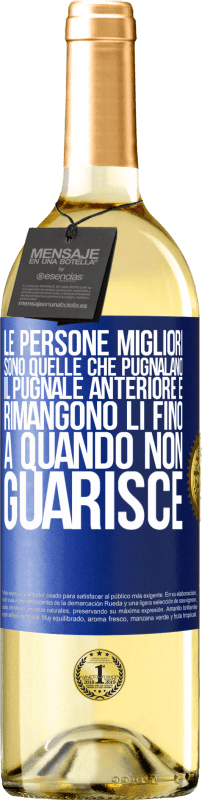 29,95 € | Vino bianco Edizione WHITE Le persone migliori sono quelle che pugnalano il pugnale anteriore e rimangono lì fino a quando non guarisce Etichetta Blu. Etichetta personalizzabile Vino giovane Raccogliere 2024 Verdejo