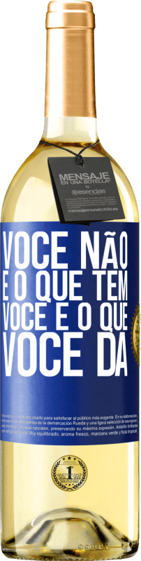 29,95 € Envio grátis | Vinho branco Edição WHITE Você não é o que tem. Você é o que você dá Etiqueta Azul. Etiqueta personalizável Vinho jovem Colheita 2023 Verdejo