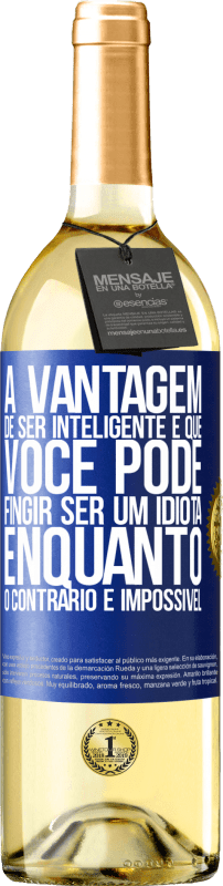 29,95 € | Vinho branco Edição WHITE A vantagem de ser inteligente é que você pode fingir ser um idiota, enquanto o contrário é impossível Etiqueta Azul. Etiqueta personalizável Vinho jovem Colheita 2025 Verdejo