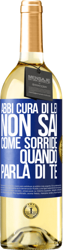 Spedizione Gratuita | Vino bianco Edizione WHITE Abbi cura di lei. Non sai come sorride quando parla di te Etichetta Blu. Etichetta personalizzabile Vino giovane Raccogliere 2023 Verdejo