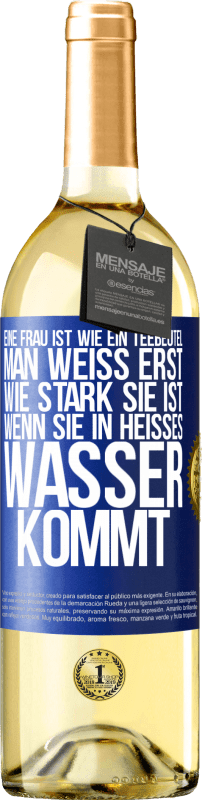 29,95 € Kostenloser Versand | Weißwein WHITE Ausgabe Eine Frau ist wie ein Teebeutel. Man weiß erst, wie stark sie ist, wenn sie in heißes Wasser kommt Blaue Markierung. Anpassbares Etikett Junger Wein Ernte 2023 Verdejo