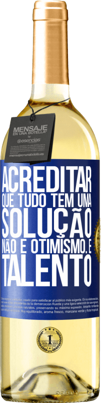 Envio grátis | Vinho branco Edição WHITE Acreditar que tudo tem uma solução não é otimismo. Está lento Etiqueta Azul. Etiqueta personalizável Vinho jovem Colheita 2023 Verdejo