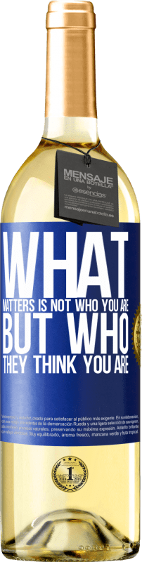 29,95 € | 白ワイン WHITEエディション 重要なのはあなたが誰であるかではなく、彼らはあなたが誰だと思うか 青いタグ. カスタマイズ可能なラベル 若いワイン 収穫 2023 Verdejo