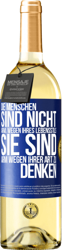 29,95 € Kostenloser Versand | Weißwein WHITE Ausgabe Die Menschen sind nicht arm, wegen ihres Lebensstils, sie sind arm, wegen ihrer Art zu denken Blaue Markierung. Anpassbares Etikett Junger Wein Ernte 2025 Verdejo