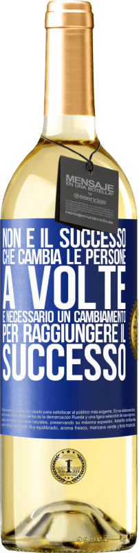 Spedizione Gratuita | Vino bianco Edizione WHITE Non è il successo che cambia le persone. A volte è necessario un cambiamento per raggiungere il successo Etichetta Blu. Etichetta personalizzabile Vino giovane Raccogliere 2023 Verdejo