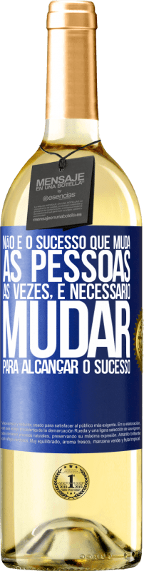 29,95 € Envio grátis | Vinho branco Edição WHITE Não é o sucesso que muda as pessoas. Às vezes, é necessário mudar para alcançar o sucesso Etiqueta Azul. Etiqueta personalizável Vinho jovem Colheita 2024 Verdejo