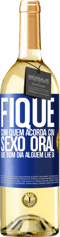 Envio grátis | Vinho branco Edição WHITE Fique com quem acorda com sexo oral, que bom dia alguém lhe dá Etiqueta Azul. Etiqueta personalizável Vinho jovem Colheita 2023 Verdejo