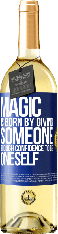 29,95 € 送料無料 | 白ワイン WHITEエディション 魔法は、誰かが自分自身になるために十分な自信を与えることによって生まれます 青いタグ. カスタマイズ可能なラベル 若いワイン 収穫 2023 Verdejo