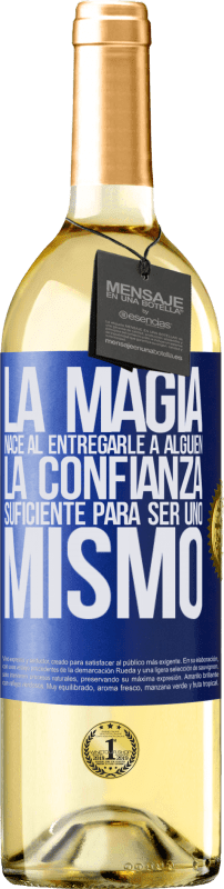 29,95 € Envío gratis | Vino Blanco Edición WHITE La magia nace al entregarle a alguien la confianza suficiente para ser uno mismo Etiqueta Azul. Etiqueta personalizable Vino joven Cosecha 2023 Verdejo