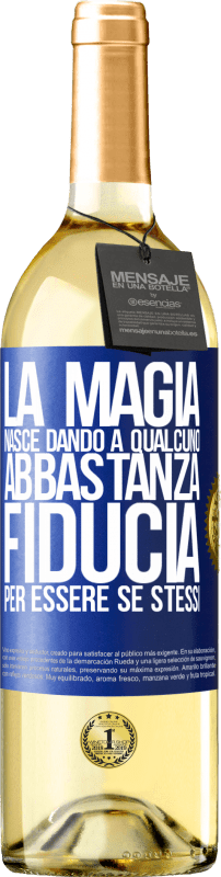 Spedizione Gratuita | Vino bianco Edizione WHITE La magia nasce dando a qualcuno abbastanza fiducia per essere se stessi Etichetta Blu. Etichetta personalizzabile Vino giovane Raccogliere 2023 Verdejo