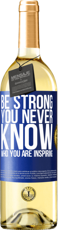 29,95 € | Белое вино Издание WHITE Be strong. You never know who you are inspiring Синяя метка. Настраиваемая этикетка Молодое вино Урожай 2024 Verdejo