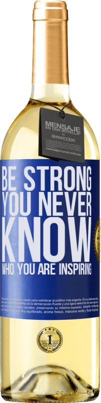 29,95 € Kostenloser Versand | Weißwein WHITE Ausgabe Be strong. You never know who you are inspiring Blaue Markierung. Anpassbares Etikett Junger Wein Ernte 2023 Verdejo