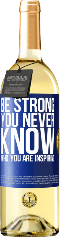 29,95 € Spedizione Gratuita | Vino bianco Edizione WHITE Be strong. You never know who you are inspiring Etichetta Blu. Etichetta personalizzabile Vino giovane Raccogliere 2025 Verdejo