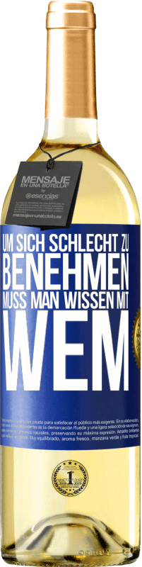 Kostenloser Versand | Weißwein WHITE Ausgabe Um sich schlecht zu benehmen muss man wissen mit wem Blaue Markierung. Anpassbares Etikett Junger Wein Ernte 2023 Verdejo