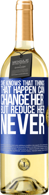 29,95 € | Белое вино Издание WHITE Она знает, что вещи, которые случаются, могут изменить ее, но уменьшить ее, никогда Синяя метка. Настраиваемая этикетка Молодое вино Урожай 2023 Verdejo