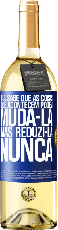 29,95 € | Vinho branco Edição WHITE Ela sabe que as coisas que acontecem podem mudá-la, mas reduzi-la, nunca Etiqueta Azul. Etiqueta personalizável Vinho jovem Colheita 2024 Verdejo