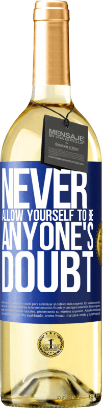 29,95 € | Белое вино Издание WHITE Никогда не позволяйте себе быть чьим-либо сомнением Синяя метка. Настраиваемая этикетка Молодое вино Урожай 2023 Verdejo