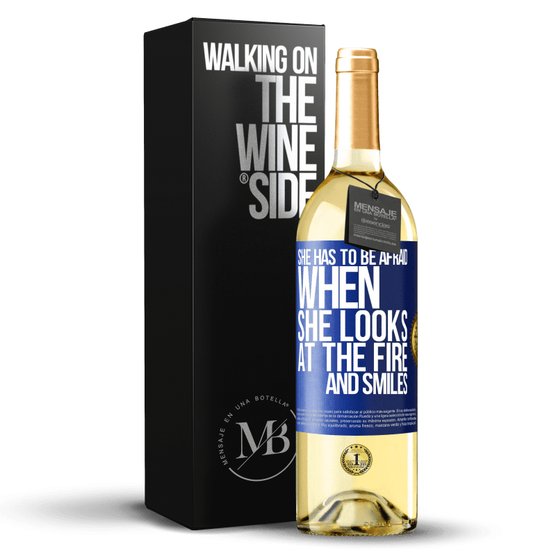 29,95 € Бесплатная доставка | Белое вино Издание WHITE Она должна бояться, когда она смотрит на огонь и улыбается Синяя метка. Настраиваемая этикетка Молодое вино Урожай 2023 Verdejo