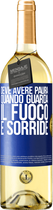 29,95 € Spedizione Gratuita | Vino bianco Edizione WHITE Deve avere paura quando guarda il fuoco e sorride Etichetta Blu. Etichetta personalizzabile Vino giovane Raccogliere 2023 Verdejo