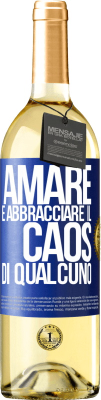 29,95 € Spedizione Gratuita | Vino bianco Edizione WHITE Amare è abbracciare il caos di qualcuno Etichetta Blu. Etichetta personalizzabile Vino giovane Raccogliere 2023 Verdejo