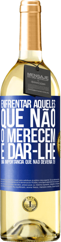 29,95 € Envio grátis | Vinho branco Edição WHITE Enfrentar aqueles que não o merecem é dar-lhe uma importância que não deveria ter Etiqueta Azul. Etiqueta personalizável Vinho jovem Colheita 2023 Verdejo