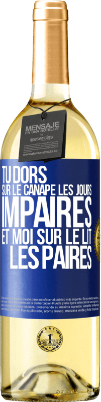 29,95 € | Vin blanc Édition WHITE Tu dors sur le canapé les jours impaires et moi sur le lit les paires Étiquette Bleue. Étiquette personnalisable Vin jeune Récolte 2024 Verdejo