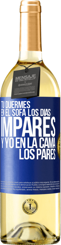 29,95 € | Vino Blanco Edición WHITE Tú duermes en el sofá los días impares y yo en la cama los pares Etiqueta Azul. Etiqueta personalizable Vino joven Cosecha 2024 Verdejo