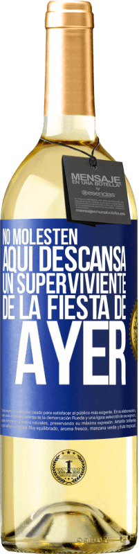 29,95 € Envío gratis | Vino Blanco Edición WHITE No molesten. Aquí descansa un superviviente de la fiesta de ayer Etiqueta Azul. Etiqueta personalizable Vino joven Cosecha 2024 Verdejo