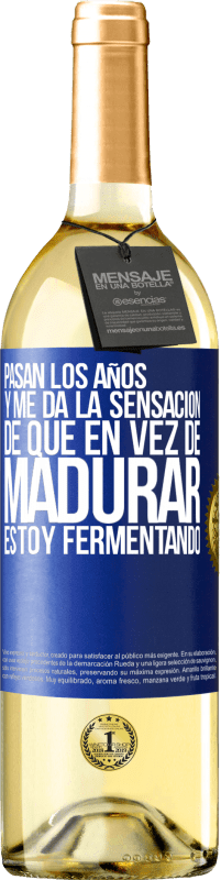 29,95 € | Vino Blanco Edición WHITE Pasan los años y me da la sensación de que en vez de madurar, estoy fermentando Etiqueta Azul. Etiqueta personalizable Vino joven Cosecha 2024 Verdejo