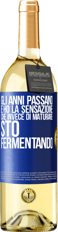29,95 € Spedizione Gratuita | Vino bianco Edizione WHITE Gli anni passano e ho la sensazione che invece di maturare, sto fermentando Etichetta Blu. Etichetta personalizzabile Vino giovane Raccogliere 2025 Verdejo