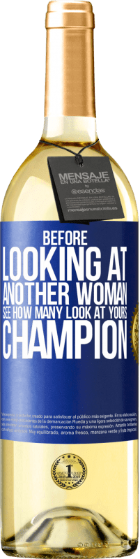 29,95 € | Белое вино Издание WHITE Прежде чем смотреть на другую женщину, посмотри, сколько смотрят на твою, чемпионка Синяя метка. Настраиваемая этикетка Молодое вино Урожай 2023 Verdejo