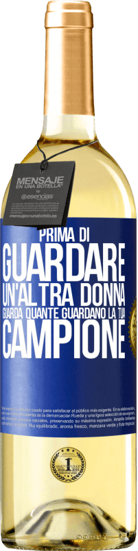 29,95 € Spedizione Gratuita | Vino bianco Edizione WHITE Prima di guardare un'altra donna, guarda quante guardano la tua, campione Etichetta Blu. Etichetta personalizzabile Vino giovane Raccogliere 2025 Verdejo