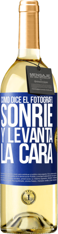 29,95 € Envío gratis | Vino Blanco Edición WHITE Como dice el fotógrafo, sonríe y levanta la cara Etiqueta Azul. Etiqueta personalizable Vino joven Cosecha 2025 Verdejo