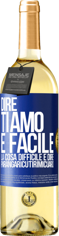 29,95 € Spedizione Gratuita | Vino bianco Edizione WHITE Dire ti amo è facile. La cosa difficile è dire Parangaricutirimicuaro Etichetta Blu. Etichetta personalizzabile Vino giovane Raccogliere 2025 Verdejo