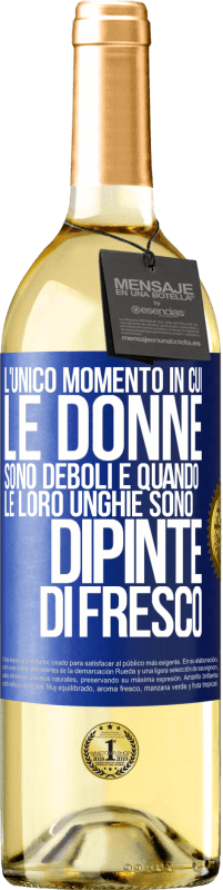 Spedizione Gratuita | Vino bianco Edizione WHITE L'unico momento in cui le donne sono deboli è quando le loro unghie sono dipinte di fresco Etichetta Blu. Etichetta personalizzabile Vino giovane Raccogliere 2023 Verdejo