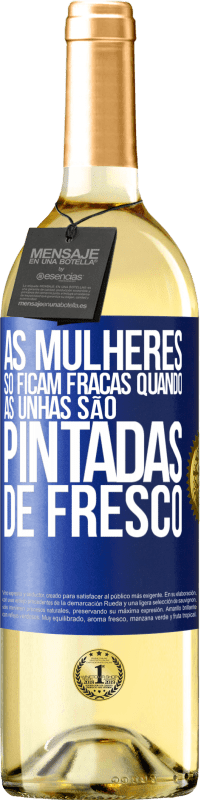 Envio grátis | Vinho branco Edição WHITE As mulheres só ficam fracas quando as unhas são pintadas de fresco Etiqueta Azul. Etiqueta personalizável Vinho jovem Colheita 2023 Verdejo