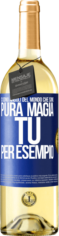 Spedizione Gratuita | Vino bianco Edizione WHITE Ci sono angoli del mondo che sono pura magia. Tu per esempio Etichetta Blu. Etichetta personalizzabile Vino giovane Raccogliere 2023 Verdejo