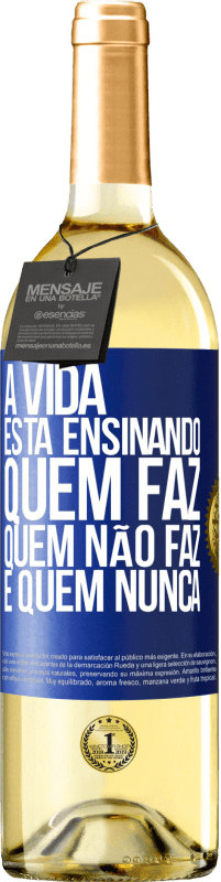 Envio grátis | Vinho branco Edição WHITE A vida está ensinando quem faz, quem não faz e quem nunca Etiqueta Azul. Etiqueta personalizável Vinho jovem Colheita 2023 Verdejo