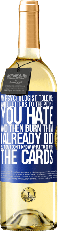 29,95 € 免费送货 | 白葡萄酒 WHITE版 我的心理学家告诉我：写信给你讨厌的人，然后焚毁他们。我已经做过，但是现在我不知道该如何处理卡片 蓝色标签. 可自定义的标签 青年酒 收成 2025 Verdejo