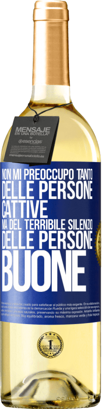 29,95 € Spedizione Gratuita | Vino bianco Edizione WHITE Non mi preoccupo tanto delle persone cattive, ma del terribile silenzio delle persone buone Etichetta Blu. Etichetta personalizzabile Vino giovane Raccogliere 2023 Verdejo