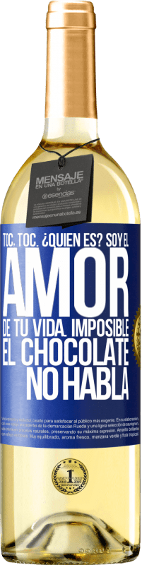 Envío gratis | Vino Blanco Edición WHITE Toc, toc. ¿Quién es? Soy el amor de tu vida. Imposible, el chocolate no habla Etiqueta Azul. Etiqueta personalizable Vino joven Cosecha 2023 Verdejo