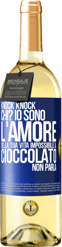 Spedizione Gratuita | Vino bianco Edizione WHITE Knock Knock. Chi? Io sono l'amore della tua vita Impossibile, il cioccolato non parla Etichetta Blu. Etichetta personalizzabile Vino giovane Raccogliere 2023 Verdejo